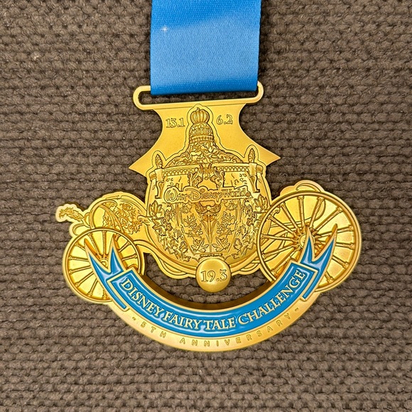 Disney Run Medal 2018 Fairy Tale Challenge 5th Anniversary Walt Disney World - Picture 1 of 6